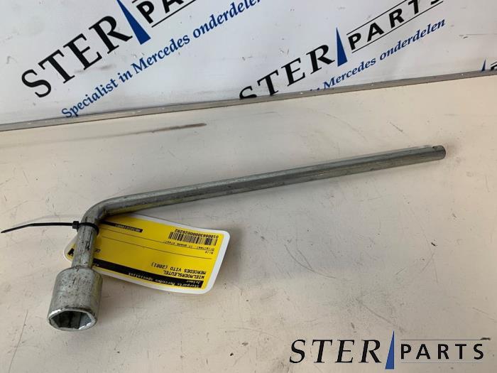 Clé pour écrous de roue d'un Mercedes Vito, Autos : Pièces & Accessoires, Autres pièces automobiles, Mercedes-Benz, Utilisé, 3 mois de garantie