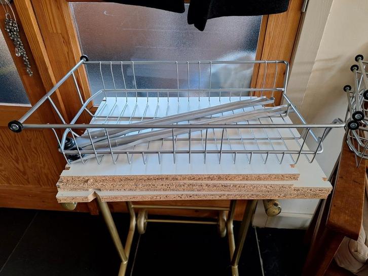 Ikea keukenkast inrichting draadmand met rails, Huis en Inrichting, Keuken | Keukenbenodigdheden, Ophalen