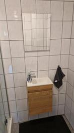 Wc Meubel met kraan en spiegel. Zijkant lichtjes beschadigd., Ophalen