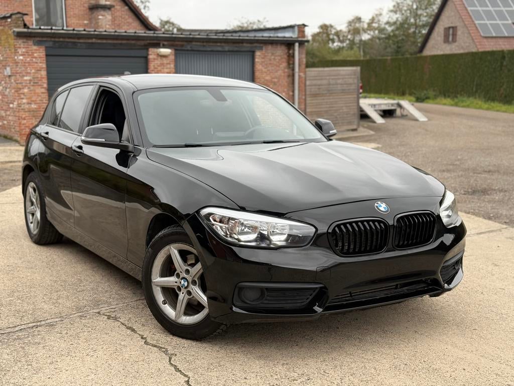 BMW 1 SERIE ✅116i NOIR AIRCO DISTRIBUTIE NIEUW !, Auto's, 1350 kg, Zwart, Bedrijf, 5 deurs
