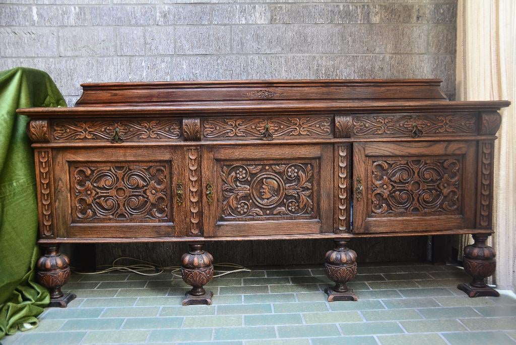 Eiken buffetkast, tafel en stoelen, Ophalen