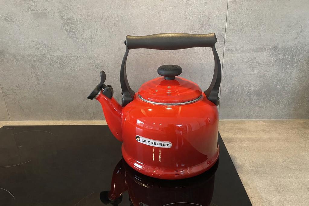 Le Creuset Tradition Fluitketel Kersenrood 2.1L, Ophalen of Verzenden, Zo goed als nieuw