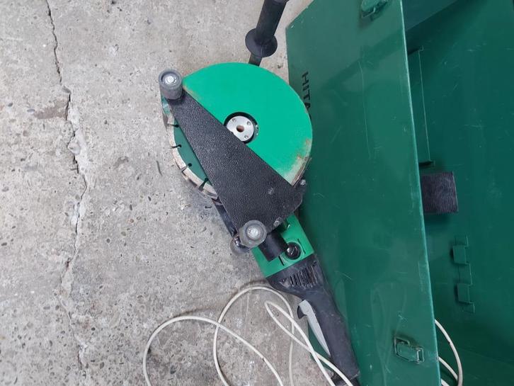 Hitachi sleuvenfrees 2400w 65mm zaagdiepten nieuw zaagbladen, Doe-het-zelf en Bouw, Gereedschap | Slijpmachines, Zo goed als nieuw