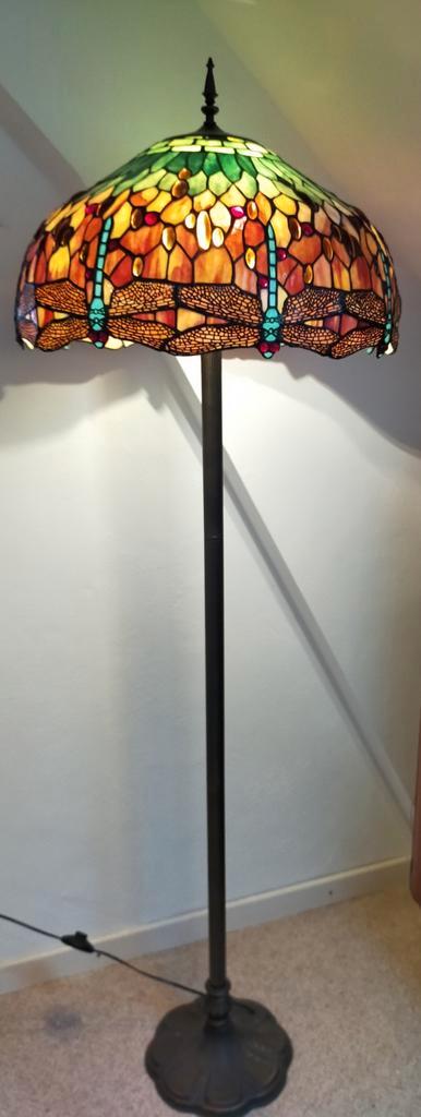 Prachtige grote staande Tiffany stijl lamp met libellen, Huis en Inrichting, Lampen | Vloerlampen, Glas, Ophalen