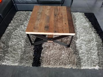 Tafel in de woonkamer  beschikbaar voor biedingen