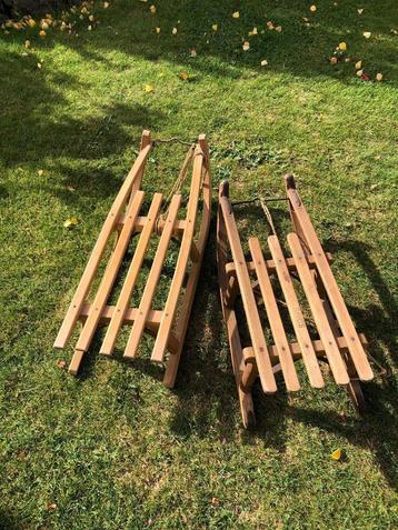 Traineaux en bois beschikbaar voor biedingen