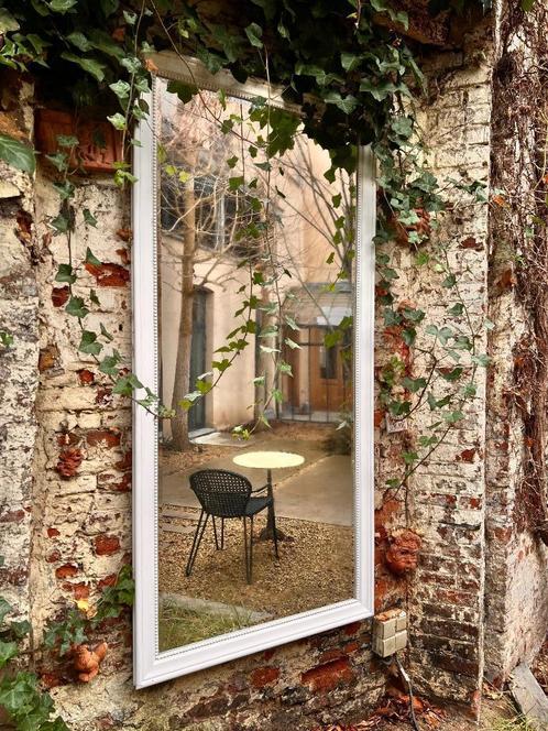 Bijzondere spiegel, witte kader, kan ook buiten in de tuin, Tuin en Terras, Tuinwanddecoratie, Zo goed als nieuw, Ophalen