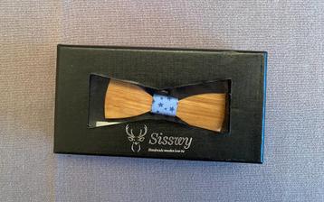 Houten kindervlinderdas beschikbaar voor biedingen