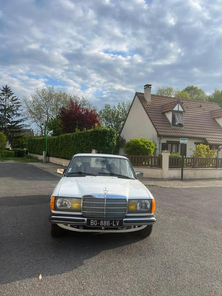 Mercedes 240d de 1983, Autos, Mercedes-Benz, Particulier, Diesel, Berline, 5 portes, Boîte manuelle, Blanc, Bleu, Tissu, Enlèvement