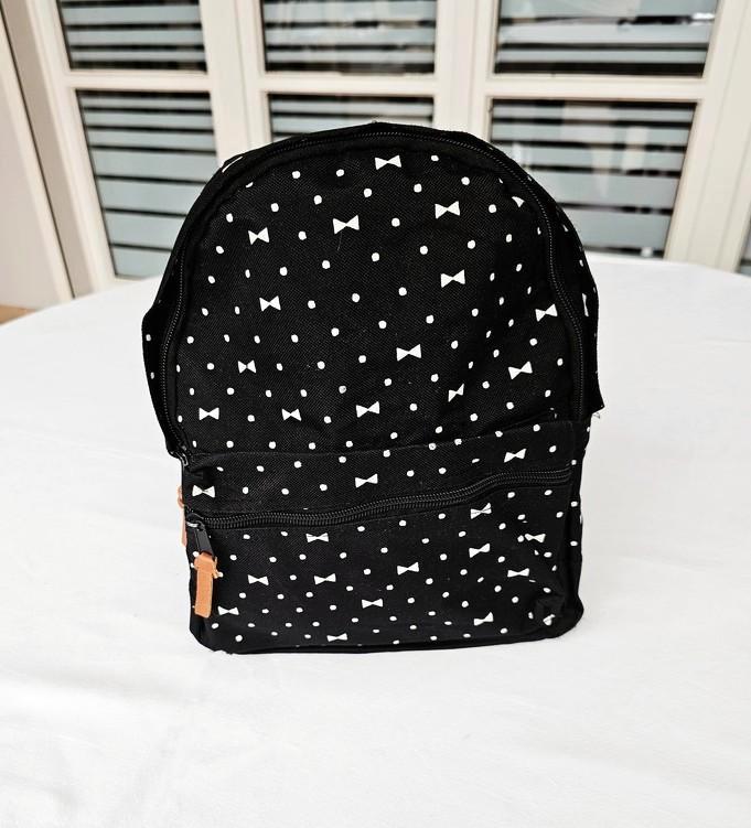 Rugzak met zwarte achtergrond en witte decoraties, Handtassen en Accessoires, Tassen | Rugtassen, Zo goed als nieuw, 25 tot 40 cm