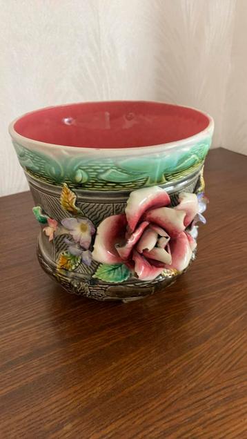 Vintage bloempot beschikbaar voor biedingen