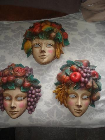Set Vintage Italiaans aardewerk wandmasker.(1960-1970) beschikbaar voor biedingen