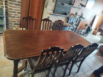 Table à manger en chêne avec 6 chaises dans une copie ancien