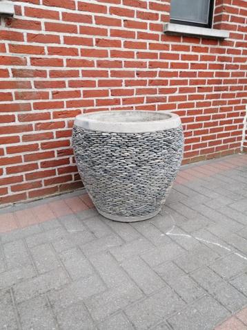 beton plantenbak met ingezette keien beschikbaar voor biedingen
