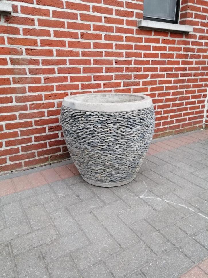 beton plantenbak met ingezette keien, Tuin en Terras, Bloembakken en Plantenbakken, Gebruikt, Beton, Tuin, 60 cm of meer, Overige vormen