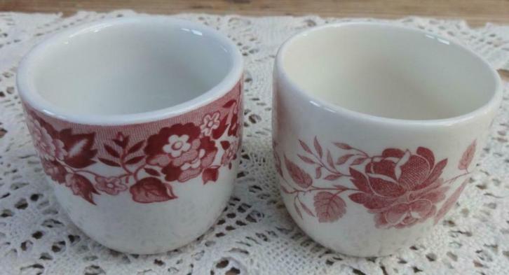 2 eierdopjes bordeaux rood bloemen motief met mankementje, Huis en Inrichting, Keuken | Servies, Gebruikt, Overige typen, Overige stijlen