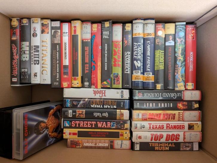 A vendre cassette vhs normal et les Disney, CD & DVD, VHS | Film, Comme neuf, Enlèvement ou Envoi
