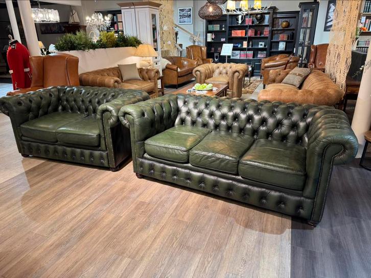 Chique Chesterfield salon 3+2 Zits Antiek groen leer, Antiek en Kunst, Antiek | Meubels | Stoelen en Sofa's, Ophalen of Verzenden