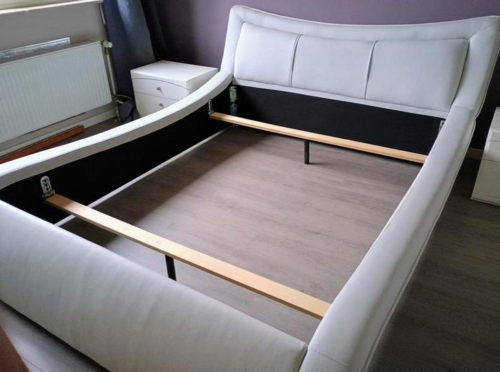 Cadre de lit en similicuir, Huis en Inrichting, Slaapkamer | Bedden, Ophalen