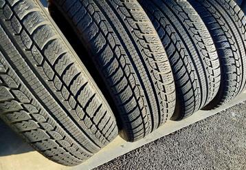 4 bons pneus hiver 205/50-16 avec des jantes Mazda beschikbaar voor biedingen