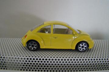Volkswagen New Beetle geel - Bburago , auto metaal 1/43 beschikbaar voor biedingen