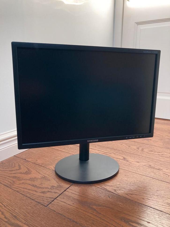 Samsung syncmaster S22B420, Computers en Software, Monitoren, Zo goed als nieuw, 60 Hz of minder, VGA, In hoogte verstelbaar, Draaibaar