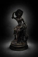 Sculpture ancienne Bergère au mouton régule patiné signée, Antiquités & Art, Enlèvement ou Envoi, Bronze