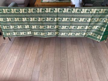 Nappe verte à motif d'éléphant disponible aux enchères