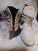 Damesschoen met beetje rock gehalte maatje 40, Beige, Lage of Enkellaarzen, Ophalen of Verzenden, Zo goed als nieuw