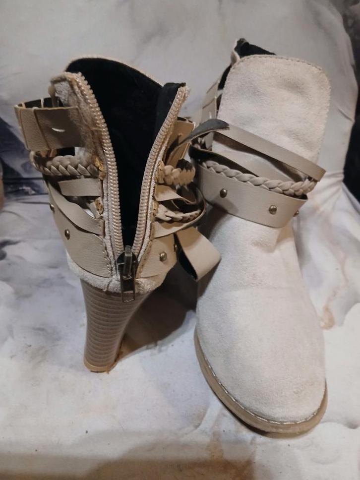 Damesschoen met beetje rock gehalte maatje 40, Kleding | Dames, Schoenen, Zo goed als nieuw, Lage of Enkellaarzen, Beige, Ophalen of Verzenden