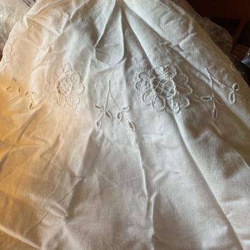 Mooi rond wit tafelkleed , 180 cm diameter.  beschikbaar voor biedingen