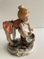 Capodimonte : Meisje met wastobbe in porselein, Antiek en Kunst, Ophalen of Verzenden