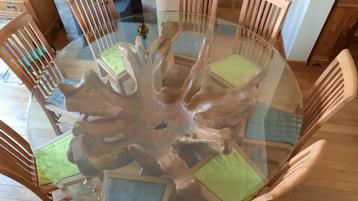 Table recouverte d’un verre rond vendue sans les chaises