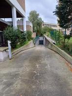 Grote gesloten garage aan de rue de Geneve in Schaarbeek, Brussel