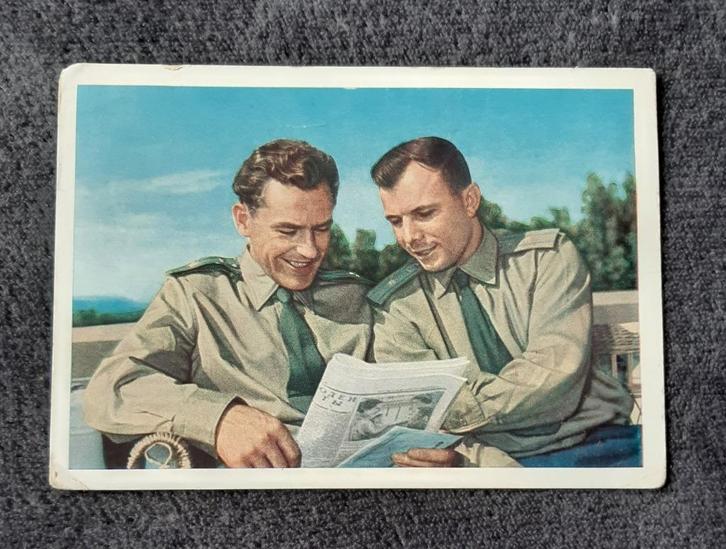 Vintage kaart eerste ruimtevaarders Gagarin en Titov 1961, Verzamelen, Luchtvaart en Vliegtuigspotten, Gebruikt, Kaart, Foto of Prent