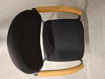 6 Leuke stevige tijdloze (kantine-) stoelen beschikbaar voor biedingen