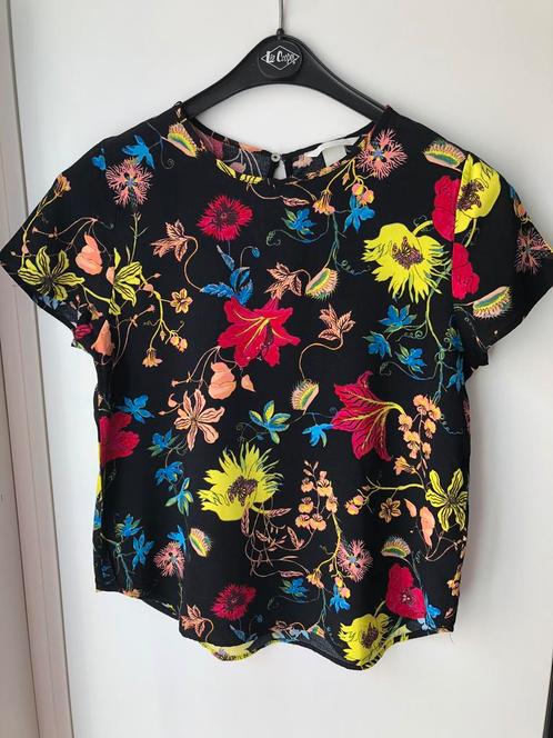 Zwarte blouse achtige T-shirt met bloemenprint van H&M, Vêtements | Femmes, Blouses & Tuniques, Comme neuf, Taille 38/40 (M), Noir