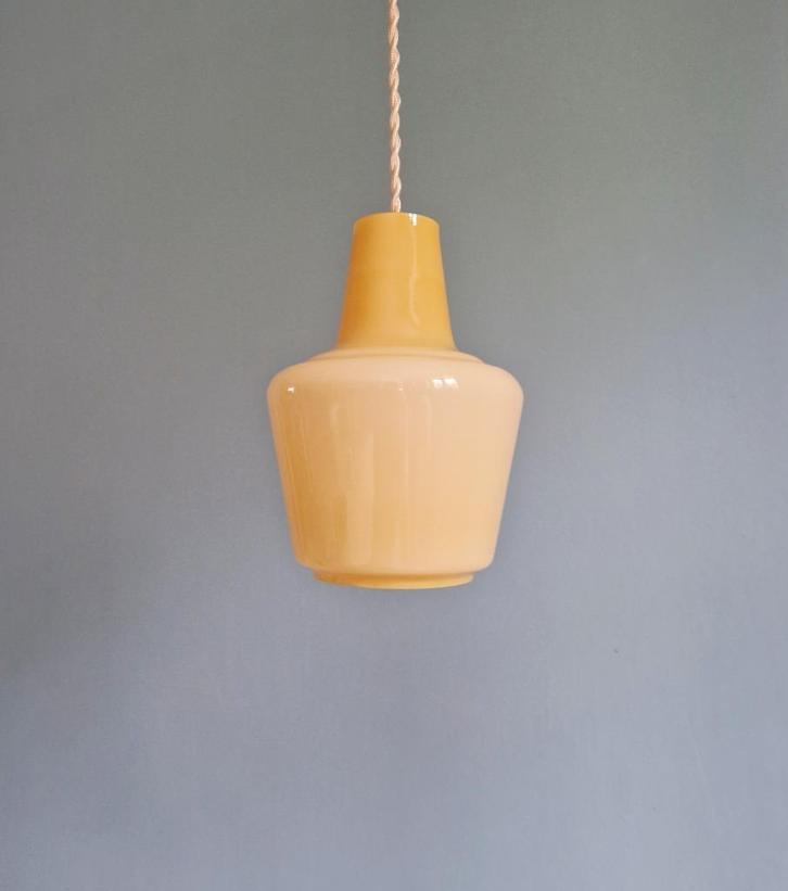 Scandinavische hanglamp in honingkleurig opaline, 1960, Antiek en Kunst, Antiek | Verlichting, Ophalen of Verzenden