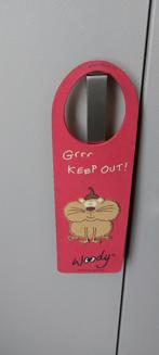 Woody deurhanger  "Keep out" Kleur: donker roze, Ophalen, Zo goed als nieuw