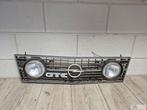 Opel Kadett D grille met Hella mistlampen GTE logo 79 - 84, Gebruikt, -, -, Opel