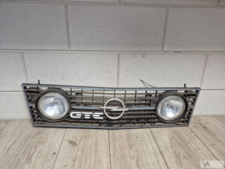 Opel Kadett D grille met Hella mistlampen GTE logo 79 - 84, Auto-onderdelen, Overige Auto-onderdelen, Opel, Gebruikt, Ophalen of Verzenden