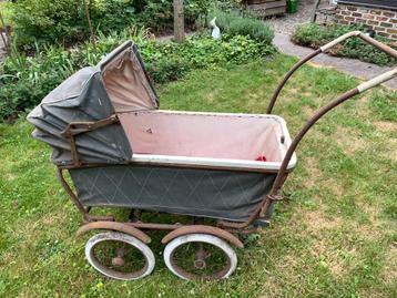 Oude kinderwagen beschikbaar voor biedingen