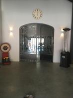 Exclusieve smeedijzeren poort, Ophalen