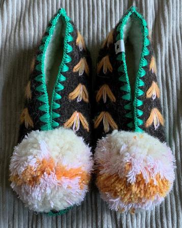 Warme kleurrijke wollen wintersloffen met pompom 33/34 nieuw beschikbaar voor biedingen
