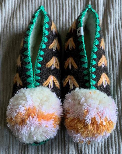 Warme kleurrijke wollen wintersloffen met pompom 33/34 nieuw, Kinderen en Baby's, Kinderkleding | Schoenen en Sokken, Nieuw, Overige typen