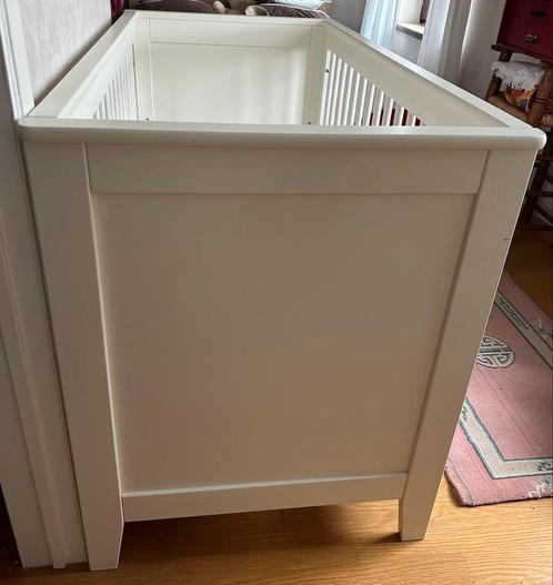 Stevig babybed 60 x 120cm met matras en matrasbeschermer, Kinderen en Baby's, Kinderkamer | Complete kinderkamers, Zo goed als nieuw