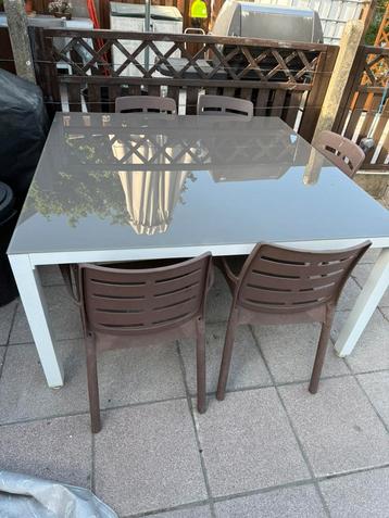 Tuintafel met stoelen beschikbaar voor biedingen