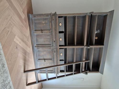 Massief houten boekenkast +ladder, landelijke chique stijl, Antiek en Kunst, Antiek | Meubels | Stoelen en Sofa's, Ophalen
