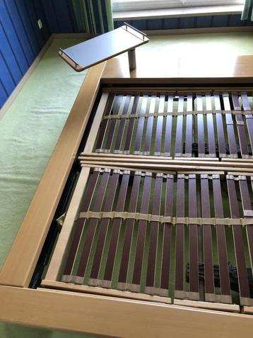 Bedframe met 2 ELEKTRISCHE lattenbodems beschikbaar voor biedingen