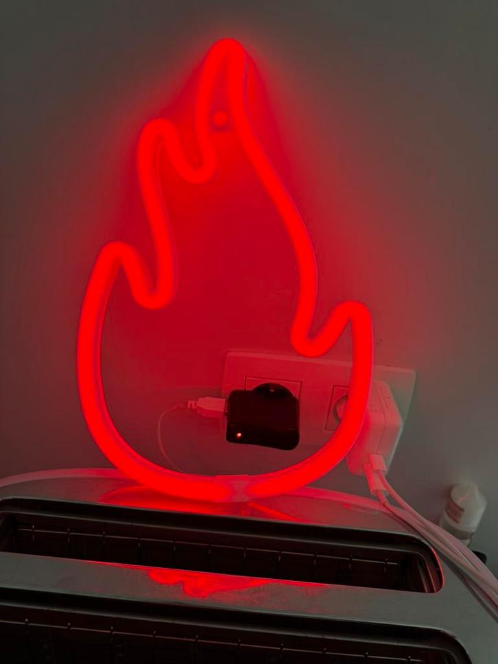 Lampe flamme LED néon 220V ou 3 AA- Mancave Retro Vintage, Maison & Meubles, Lampes | Autre, Comme neuf, Enlèvement ou Envoi